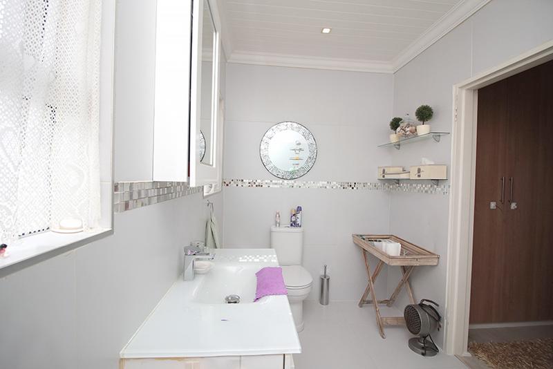 4 Bedroom Property for Sale in Hartenbos Heuwels Western Cape